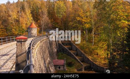 Barrage à Liberec Harcov en automne Banque D'Images