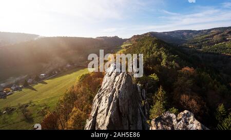 Les rochers sont connus sous le nom de Panthéon dans le village De Mala Skala Banque D'Images