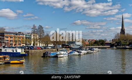 Docks de Bristol de Prince Street Bridge avec Thekla et St Mary Redcliffe Church Banque D'Images