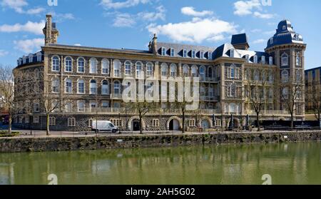 L'Hôpital général de Bristol, la Guinée Street, Bristol Harbourside, ouvert en 1858, fermé comme un hôpital en 2012 et maintenant des appartements modernes Banque D'Images