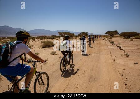 Cycles groupe dans Timna Park, l'Arava, Israël Banque D'Images