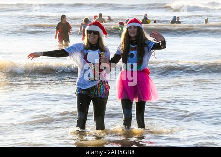 Charmouth, Dorset, UK. Le 25 décembre 2019. Des centaines de fêtards déguisés participer à la Journée annuelle de Noël nager à Charmouth plage dans Dorset de l'aide de la RNLI. Crédit photo : Graham Hunt/Alamy Live News Banque D'Images