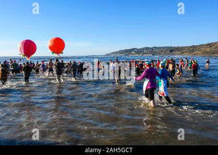 Charmouth, Dorset, UK. Le 25 décembre 2019. Des centaines de fêtards déguisés participer à la Journée annuelle de Noël nager à Charmouth plage dans Dorset de l'aide de la RNLI. Crédit photo : Graham Hunt/Alamy Live News Banque D'Images