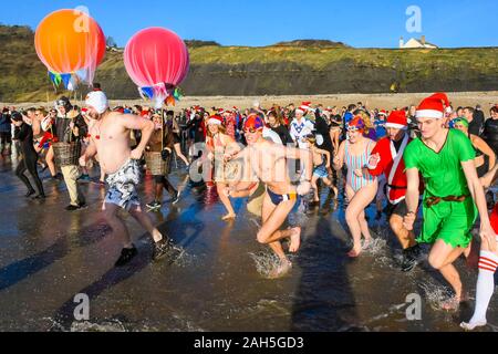 Charmouth, Dorset, UK. Le 25 décembre 2019. Des centaines de fêtards déguisés participer à la Journée annuelle de Noël nager à Charmouth plage dans Dorset de l'aide de la RNLI. Crédit photo : Graham Hunt/Alamy Live News Banque D'Images