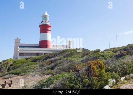 Historique Le cap Agulhas Phare à la pointe sud de l'Afrique, d'Overberg, Western Cape, Afrique du Sud vue depuis le parc Banque D'Images