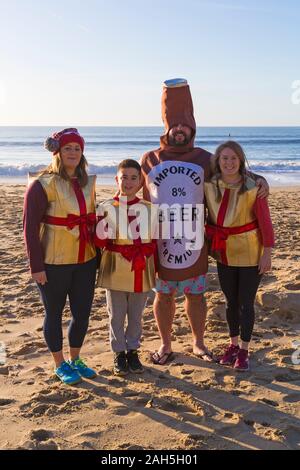 Boscombe, Bournemouth, Dorset, Royaume-Uni. Jour de Noël 25 décembre 2019. Les courageux volontaires plongent dans la mer pour nager ou se baigner lors d'une belle journée ensoleillée, pour l'association caritative annuelle White Christmas DIP, la plus grande trempette de Noël du Royaume-Uni, vêtue de costumes habillés de fantaisie et amassant de l'argent pour Macmillan Caring local à Christchurch, Une unité de soins palliatifs spécialisés pour les patients de la communauté locale. Plus d'un millier prennent part à l'événement qui est devenu une tradition populaire pour beaucoup avant leur déjeuner de Noël. Crédit : Carolyn Jenkins/Alay Live News Banque D'Images