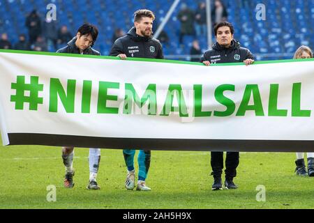 Les joueurs de Hanovre et Genki HARAGUCHI (gauche, H), goalwart Ron-Robert ZIELER (mi., H) et l'entraîneur Kenan KOCAK (H) de mettre une bannière avec de bons vœux pour la nouvelle année 2020, figure d'ensemble, frustré, frustré, frustratedet, déçu, déçu, déçu, déçu, triste, football 2e Bundesliga, 18e journée, Hanovre 96 (H) - VfB Stuttgart (S) 2 : 2, le 21 décembre 2019 à Hanovre/Allemagne. ¬ | conditions dans le monde entier Banque D'Images