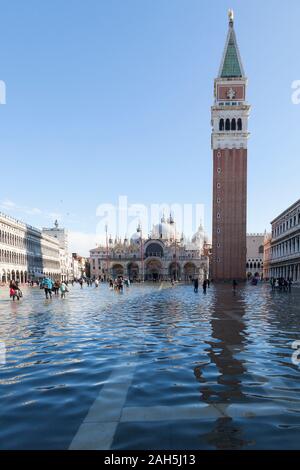 Acqua Alta inondations lors des grandes marées extrêmes de la Piazza San Marco, Venise, Italie. Campanile St Marks reflète dans l'eau d'inondation Banque D'Images