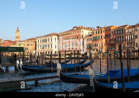 Coucher du soleil sur le Grand Canal, Venise, Vénétie, Italie, avec les gondoles et lumière dorée sur l'ancien palais vénitien à San Marco Banque D'Images