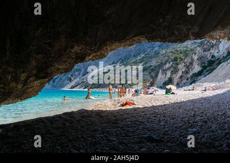 Kefalonia, Grèce - 21 août 2019 - Plage de Myrtos vue depuis l'intérieur de la cave Banque D'Images
