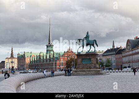 Danemark Copenhague - 13 septembre 2019 : Frederik VII statue à Slotsplads Borsen Christiansborg avec sur l'arrière-plan Banque D'Images