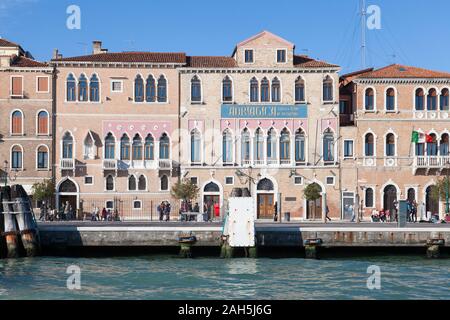 La façade extérieure du Palazzo Molin a San Basegio, Fondamenta Zattere, Dorsoduro, Venise, Italie immobilier Ristorante Adriatica de Canal Giudecca Banque D'Images