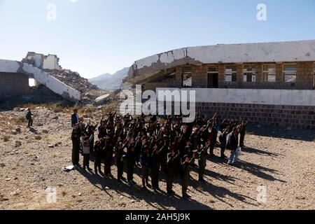 (191225) -- IBB, 25 décembre 2019 (Xinhua) -- Les élèves prendre matin exercices dans le Shuhada-Alwahdah Al-Radhmah dans le district scolaire de la province d'Ibb, Yémen, le 23 décembre 2019. La guerre au Yémen a forcé plus de deux millions d'enfants de l'école et de mettre 3,7 millions d'autres personnes à haut risque en raison du non-paiement des salaires des enseignants, en fonction de l'Organisation des Nations Unies pour l'enfance (UNICEF). Mais pour ceux qui peuvent revenir, ils vont tout tenter pour revenir à la classe, même de s'asseoir sur les décombres d'airstrike touchés les écoles. Pour aller avec 'Caractéristique : les étudiants yéménites retour à l'airstrike-hit sch Banque D'Images