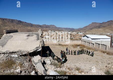 (191225) -- IBB, 25 décembre 2019 (Xinhua) -- Les élèves aller en cours en ligne dans le Shuhada-Alwahdah Al-Radhmah dans le district scolaire de la province d'Ibb, Yémen, le 23 décembre 2019. La guerre au Yémen a forcé plus de deux millions d'enfants de l'école et de mettre 3,7 millions d'autres personnes à haut risque en raison du non-paiement des salaires des enseignants, en fonction de l'Organisation des Nations Unies pour l'enfance (UNICEF). Mais pour ceux qui peuvent revenir, ils vont tout tenter pour revenir à la classe, même de s'asseoir sur les décombres d'airstrike touchés les écoles. Pour aller avec 'Caractéristique : les étudiants yéménites retour à l'airstrike-hit school Banque D'Images