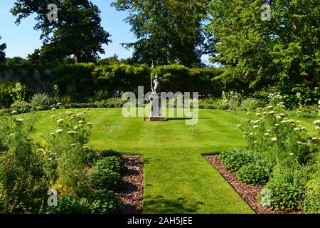 Statue dans les jardins du Parc Safari de Longleat, WARMINSTER, Wiltshire, England, UK Banque D'Images