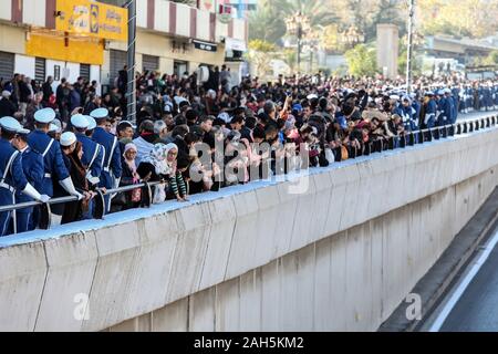 Alger, Algérie. Dec 25, 2019. Les gens se rassemblent pour saluer le chef d'état-major algérien Ahmed Gaid Salah lors de ses funérailles, après qu'il est mort à l'âge de 79 ans suite à une crise cardiaque. Salah, l'un des principaux acteurs dans une année difficile pour l'Algérie, a été considéré comme déterminant dans la démission du président Abdelaziz Bouteflika en avril, ajoutant à la pression sur la barre après des protestations de masse dans le pays. Credit : Farouk Batiche/dpa/Alamy Live News Banque D'Images