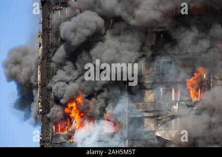 Tour de Grenfell incendie. Le feu est encore à l'intérieur de la tour à 9 h. Banque D'Images