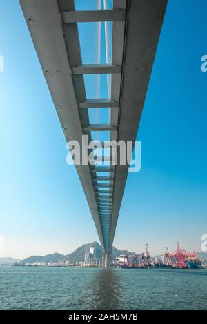 Pont sur l'océan, de l'eau traversant l'autoroute surélevée , HongKong Banque D'Images