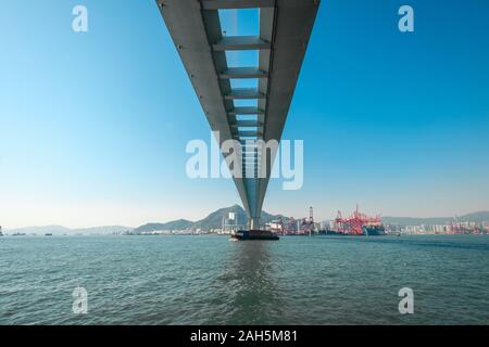 Pont sur l'océan, de l'eau traversant l'autoroute surélevée , HongKong Banque D'Images