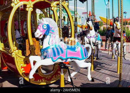 Attractions pour enfants cheval de carrousel coloré fun x Banque D'Images