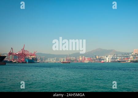 Hong Kong, Chine - Novembre 2019 : conteneurs de fret près de Harbour centre logistique à Hong Kong Banque D'Images