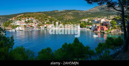 Assos village panorama vue sur l'île de Céphalonie Banque D'Images