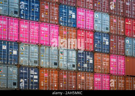 Hong Kong, Chine - Novembre 2019 : expédition de marchandises empilées sur Harbour centre logistique à Hong Kong Banque D'Images