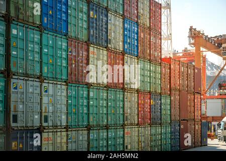 Hong Kong, Chine - Novembre 2019 : expédition de marchandises empilées sur Harbour centre logistique à Hong Kong Banque D'Images