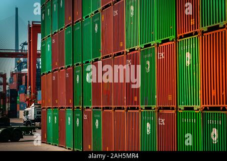 Hong Kong, Chine - Novembre 2019 : expédition de marchandises empilées sur Harbour centre logistique à Hong Kong Banque D'Images