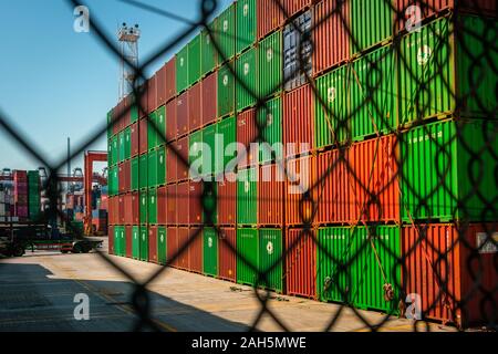 Hong Kong, Chine - Novembre 2019 : expédition de marchandises empilées sur Harbour centre logistique à Hong Kong Banque D'Images