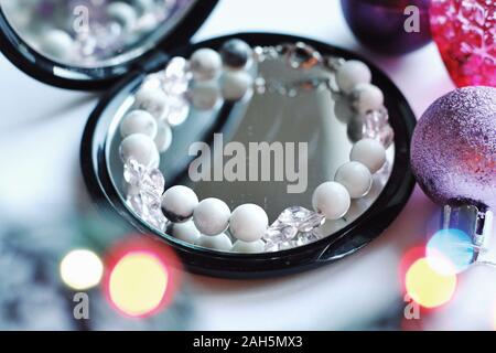 Composition de bijoux avec des reflets dans le miroir avec bokeh. Bracelet avec des pierres naturelles pour cadeau, Mariage ou anniversaire. La beauté, le style, la mode concept Banque D'Images