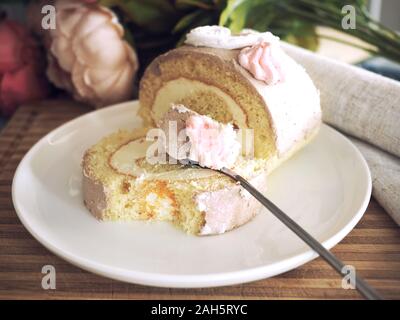 Style rétro rouleau éponge gâteau avec le beurre à la crème. Banque D'Images