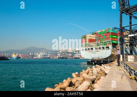 Hong Kong, Chine - Novembre 2019 : des conteneurs empilés sur des conteneurs de fret près de Harbour centre logistique à Hong Kong Banque D'Images