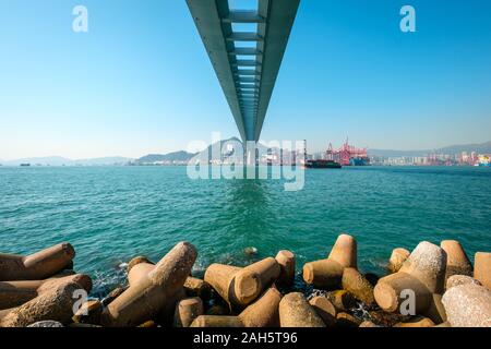 Pont sur l'océan, de l'eau traversant l'autoroute surélevée , HongKong Banque D'Images