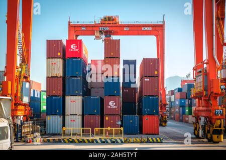 Hong Kong, Chine - Novembre 2019 : expédition de marchandises empilées sur Harbour centre logistique à Hong Kong Banque D'Images