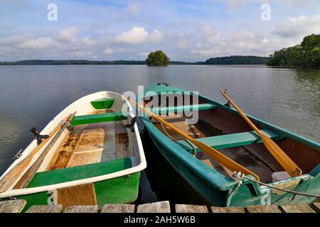 Les deux vieux bateaux de pêche était sur la Kellersee. Il avait plu pendant des jours. Banque D'Images