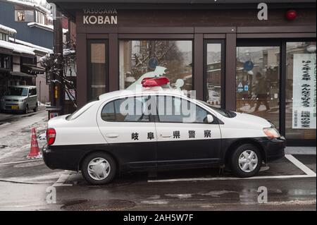 29.12.2017, Takayama, Gifu, Japon, Asie - une voiture de police parcs devant un petit poste de police de quartier, connu sous le nom de Koban. Banque D'Images