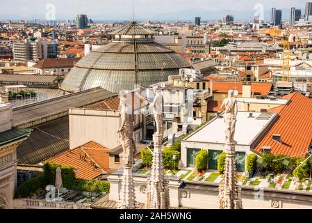 Vue aérienne de l'ancien centre-ville de la ville de Milan avec de beaux toits et la coupole en verre de la Galleria Vittorio Emanuele II, vue d'en haut o Banque D'Images