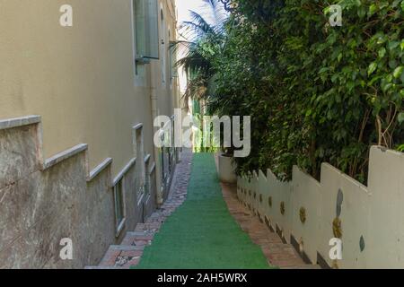 Rue étroite raide italien dans le centre de Taormina, Sicile Banque D'Images