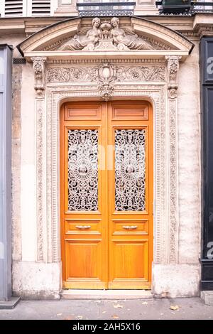 Paris, belle porte en bois, un bâtiment typique dans le Marais, avec linteau sculpté Banque D'Images