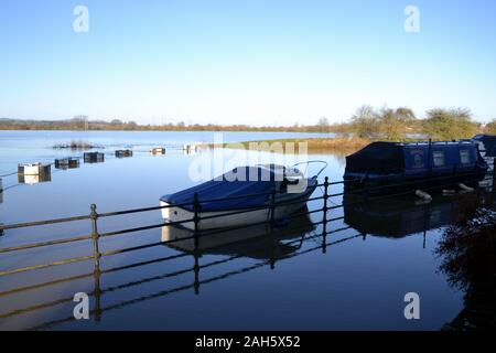 La rivière Avon inondations les champs voisins à Tewkesbury, Gloucestershire uk, une ville de marché, Cotswolds représenté sur un beau jour de Noël, 2019. La ville se trouve au confluent de la rivière Severn et la rivière Avon. Les Midlands et le Sud de l'Angleterre a souffert des inondations durant l'approche de Noël. Les médias britanniques ont rapporté que des responsables politiques ont demandé au premier ministre Boris Johnson à réformer le système pour décider où les fonds de la défense est passé et lancer une unité d'intervention d'urgence pour empêcher une répétition de la "catastrophique" les dommages causés par les inondations de novembre. Banque D'Images