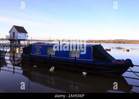 La rivière Avon inondations les champs voisins à Tewkesbury, Gloucestershire uk, une ville de marché, Cotswolds représenté sur un beau jour de Noël, 2019. La ville se trouve au confluent de la rivière Severn et la rivière Avon. Les Midlands et le Sud de l'Angleterre a souffert des inondations durant l'approche de Noël. Les médias britanniques ont rapporté que des responsables politiques ont demandé au premier ministre Boris Johnson à réformer le système pour décider où les fonds de la défense est passé et lancer une unité d'intervention d'urgence pour empêcher une répétition de la "catastrophique" les dommages causés par les inondations de novembre. Banque D'Images