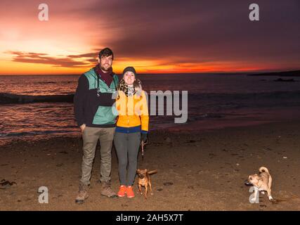 Myrtleville, Cork, Irlande. 25 Décembre, 2019. Ken O'Callaghan de Carrigaline et Léa Healy, prendre un matin tôt Myrtleville à pied à l'aube avec leurs chiens Hayley et Taylor sur, Myrtleville Co. Cork, Irlande. - Crédit ; David Creedon / Alamy Live News Banque D'Images