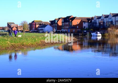 La rivière Avon inondations les champs voisins à Tewkesbury, Gloucestershire uk, une ville de marché, Cotswolds représenté sur un beau jour de Noël, 2019. La ville se trouve au confluent de la rivière Severn et la rivière Avon. Les Midlands et le Sud de l'Angleterre a souffert des inondations durant l'approche de Noël. Les médias britanniques ont rapporté que des responsables politiques ont demandé au premier ministre Boris Johnson à réformer le système pour décider où les fonds de la défense est passé et lancer une unité d'intervention d'urgence pour empêcher une répétition de la "catastrophique" les dommages causés par les inondations de novembre. Banque D'Images