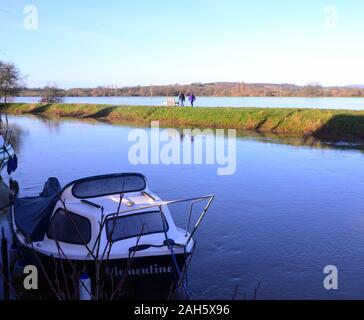 La rivière Avon inondations les champs voisins à Tewkesbury, Gloucestershire uk, une ville de marché, Cotswolds représenté sur un beau jour de Noël, 2019. La ville se trouve au confluent de la rivière Severn et la rivière Avon. Les Midlands et le Sud de l'Angleterre a souffert des inondations durant l'approche de Noël. Les médias britanniques ont rapporté que des responsables politiques ont demandé au premier ministre Boris Johnson à réformer le système pour décider où les fonds de la défense est passé et lancer une unité d'intervention d'urgence pour empêcher une répétition de la "catastrophique" les dommages causés par les inondations de novembre. Banque D'Images