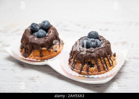 Des petits muffins aux bleuets avec garniture au chocolat Banque D'Images
