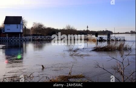 La rivière Avon inondations les champs voisins à Tewkesbury, Gloucestershire uk, une ville de marché, Cotswolds représenté sur un beau jour de Noël, 2019. La ville se trouve au confluent de la rivière Severn et la rivière Avon. Les Midlands et le Sud de l'Angleterre a souffert des inondations durant l'approche de Noël. Les médias britanniques ont rapporté que des responsables politiques ont demandé au premier ministre Boris Johnson à réformer le système pour décider où les fonds de la défense est passé et lancer une unité d'intervention d'urgence pour empêcher une répétition de la "catastrophique" les dommages causés par les inondations de novembre. Banque D'Images