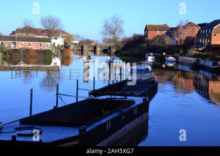 La rivière Avon inondations les champs voisins à Tewkesbury, Gloucestershire uk, une ville de marché, Cotswolds représenté sur un beau jour de Noël, 2019. La ville se trouve au confluent de la rivière Severn et la rivière Avon. Les Midlands et le Sud de l'Angleterre a souffert des inondations durant l'approche de Noël. Les médias britanniques ont rapporté que des responsables politiques ont demandé au premier ministre Boris Johnson à réformer le système pour décider où les fonds de la défense est passé et lancer une unité d'intervention d'urgence pour empêcher une répétition de la "catastrophique" les dommages causés par les inondations de novembre. Banque D'Images