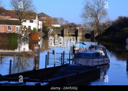 La rivière Avon inondations les champs voisins à Tewkesbury, Gloucestershire uk, une ville de marché, Cotswolds représenté sur un beau jour de Noël, 2019. La ville se trouve au confluent de la rivière Severn et la rivière Avon. Les Midlands et le Sud de l'Angleterre a souffert des inondations durant l'approche de Noël. Les médias britanniques ont rapporté que des responsables politiques ont demandé au premier ministre Boris Johnson à réformer le système pour décider où les fonds de la défense est passé et lancer une unité d'intervention d'urgence pour empêcher une répétition de la "catastrophique" les dommages causés par les inondations de novembre. Banque D'Images