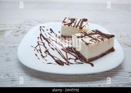 Gâteau au chocolat noix de coco sur le dessus Banque D'Images